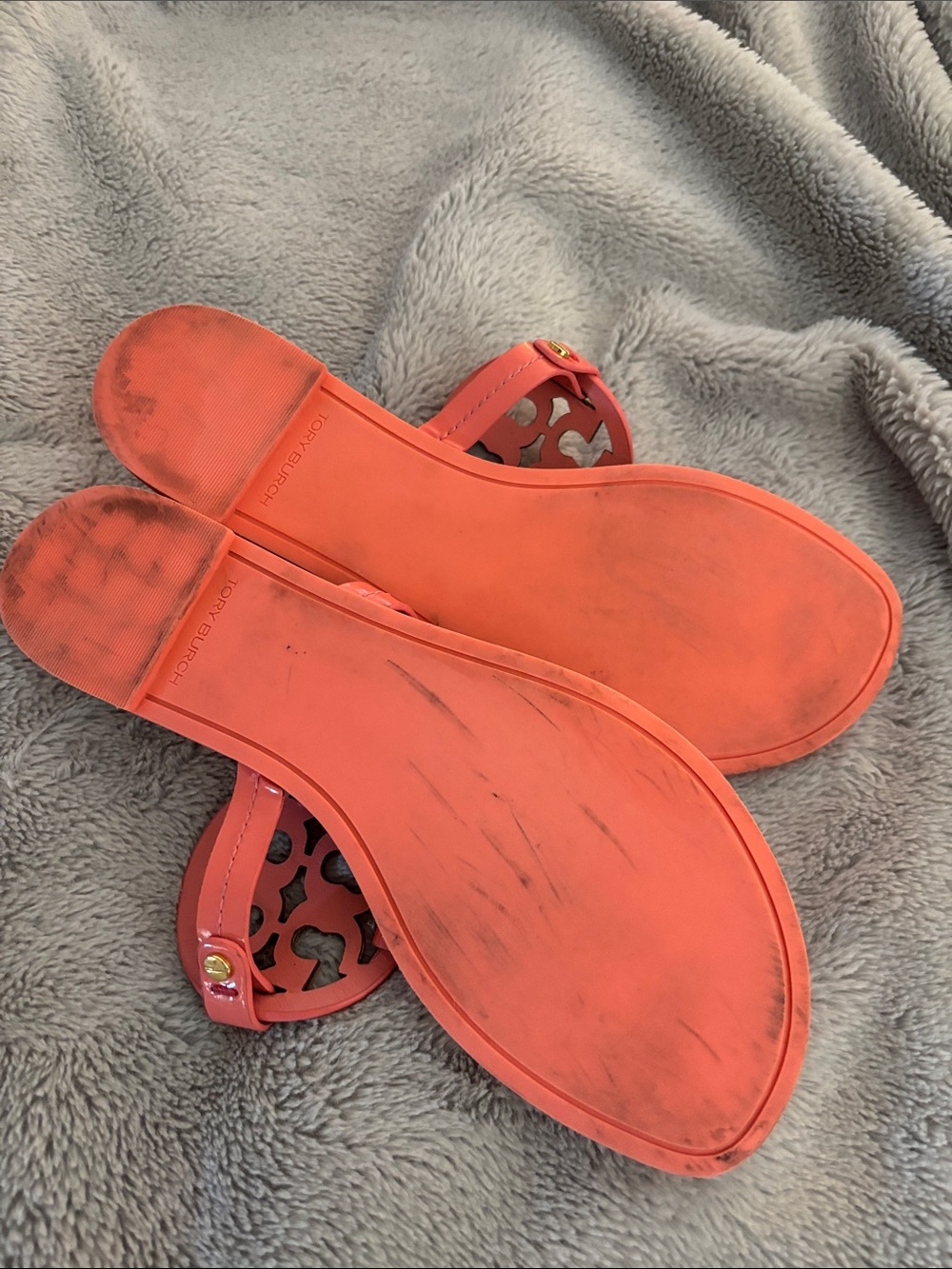 Like New! Tory Burch Women's Coral Patent Logo-Style Thong Sandals - Picture 3 of 5